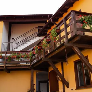 https://la-corte-sul-lago-merone.it-lombardy.com
